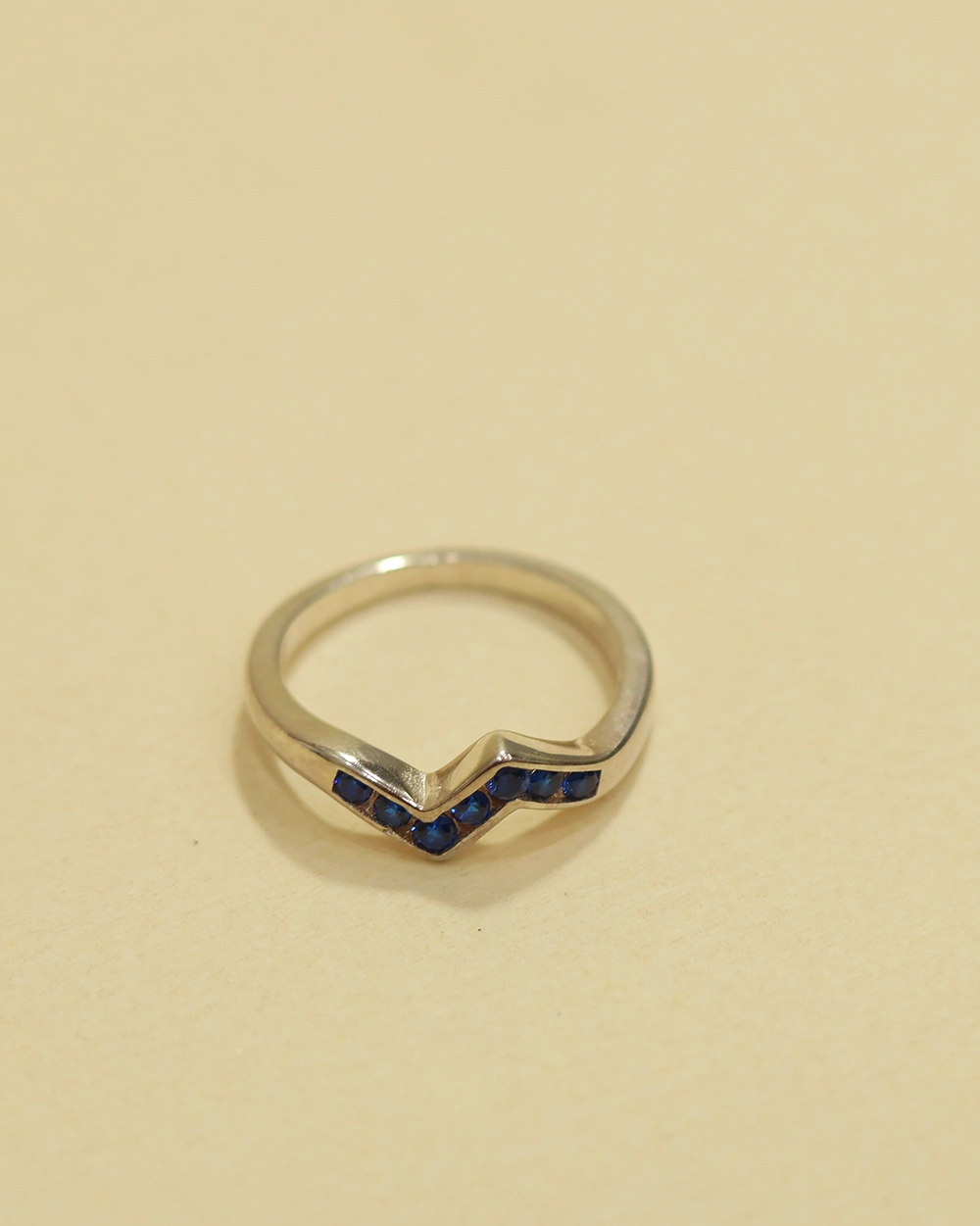 Blue stone detailing on minimalist 925 silver wave ring